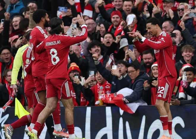 勇士球队助攻率高，全队配合默契（勇士传导球高效，团队协作默契）