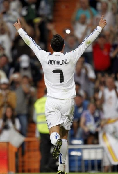 欧冠夺冠赔率：巴萨1赔4.5领跑 皇马利物浦紧追（欧冠夺冠赔率：巴萨1赔4.5居首 皇马、利物浦紧随其后）